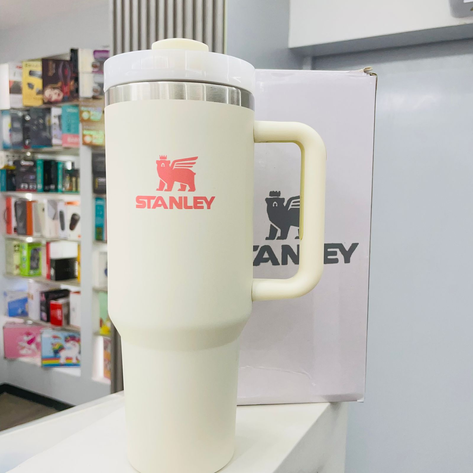 Vista 4 de TERMO STANLEY QUENCHER CREMAS - COLOR: CREMA/LILA